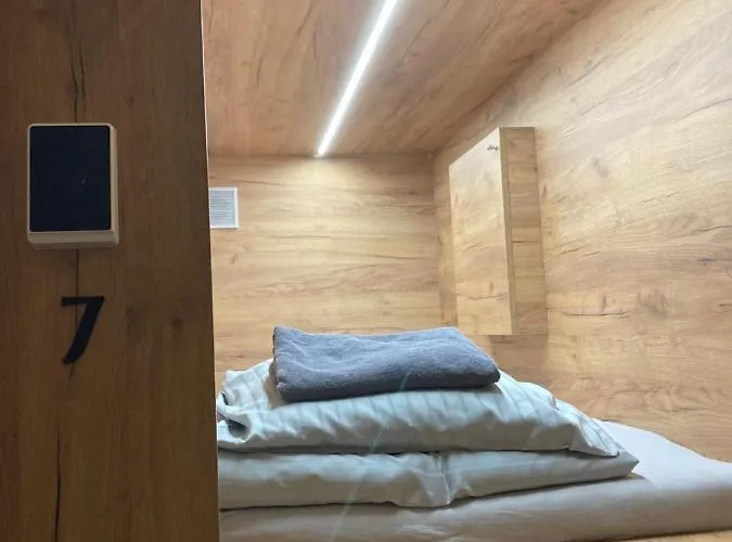 Capsule Zizkov Tower Hostal *